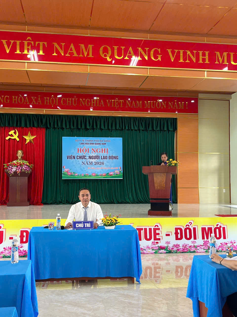 Các cháu vui mừng đón đoàn từ thiện