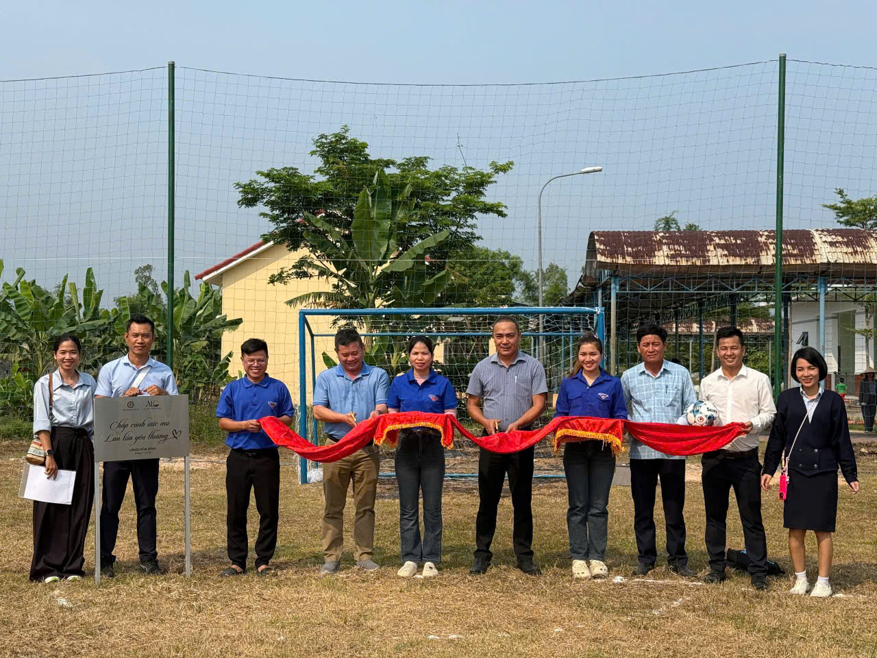 Bữa cơm trưa đầm ấm tình thương