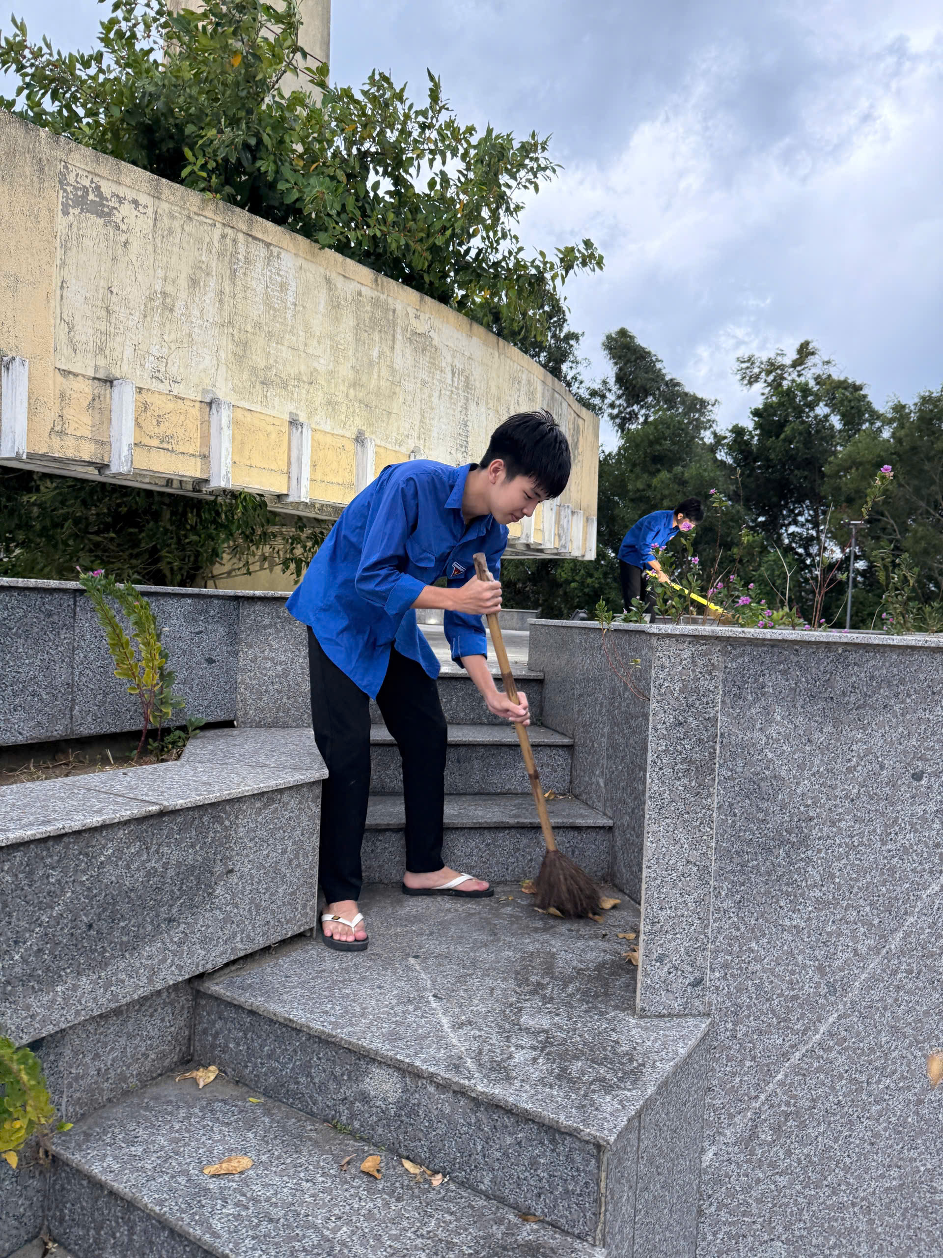 THÀNH KÍNH DÂNG HƯƠNG TRI ÂN CÁC ANH HÙNG LIỆT SĨ