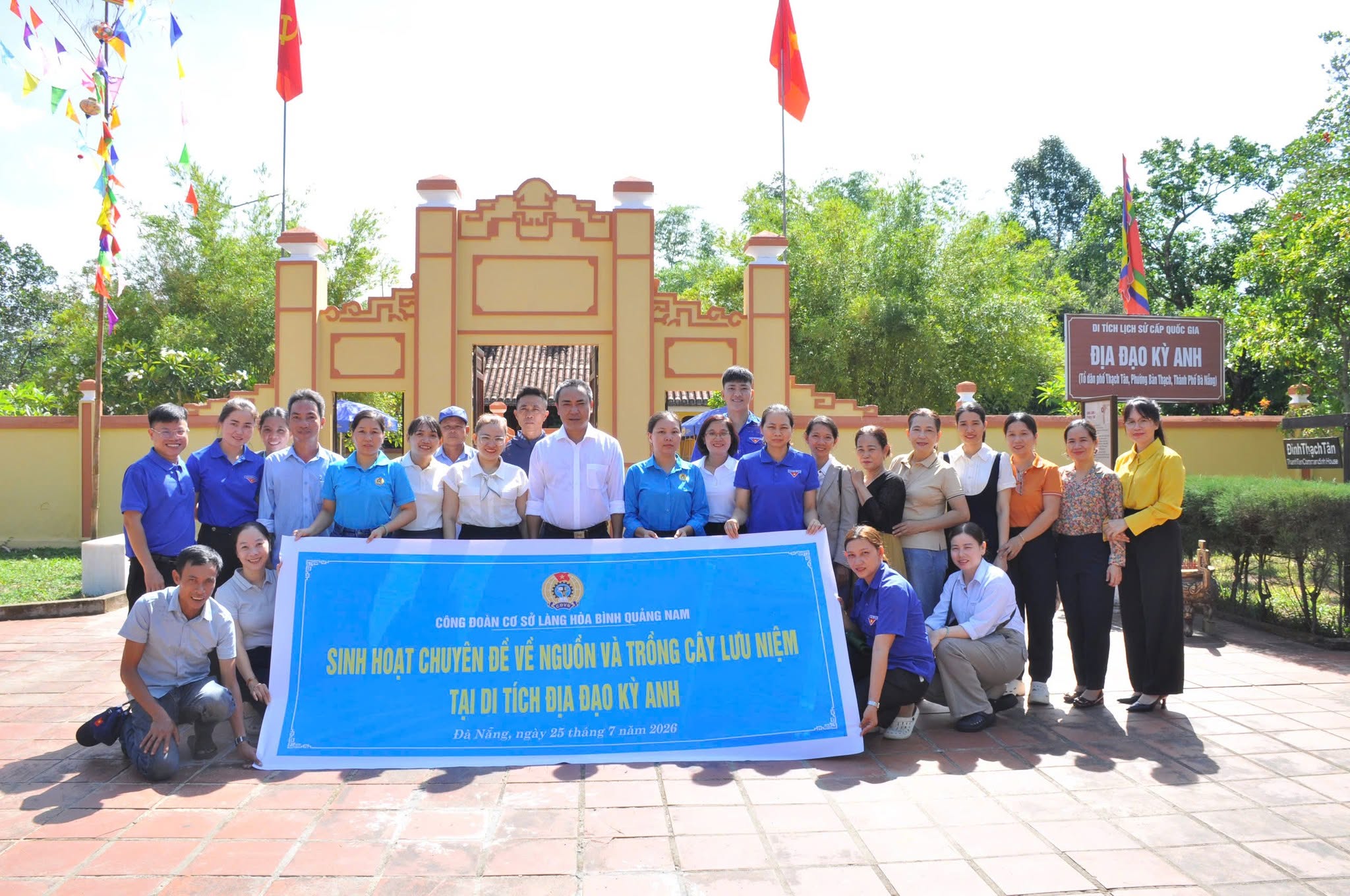 Ban lãnh đạo cùng tập thể  cán bộ Đảng viên đơn vị