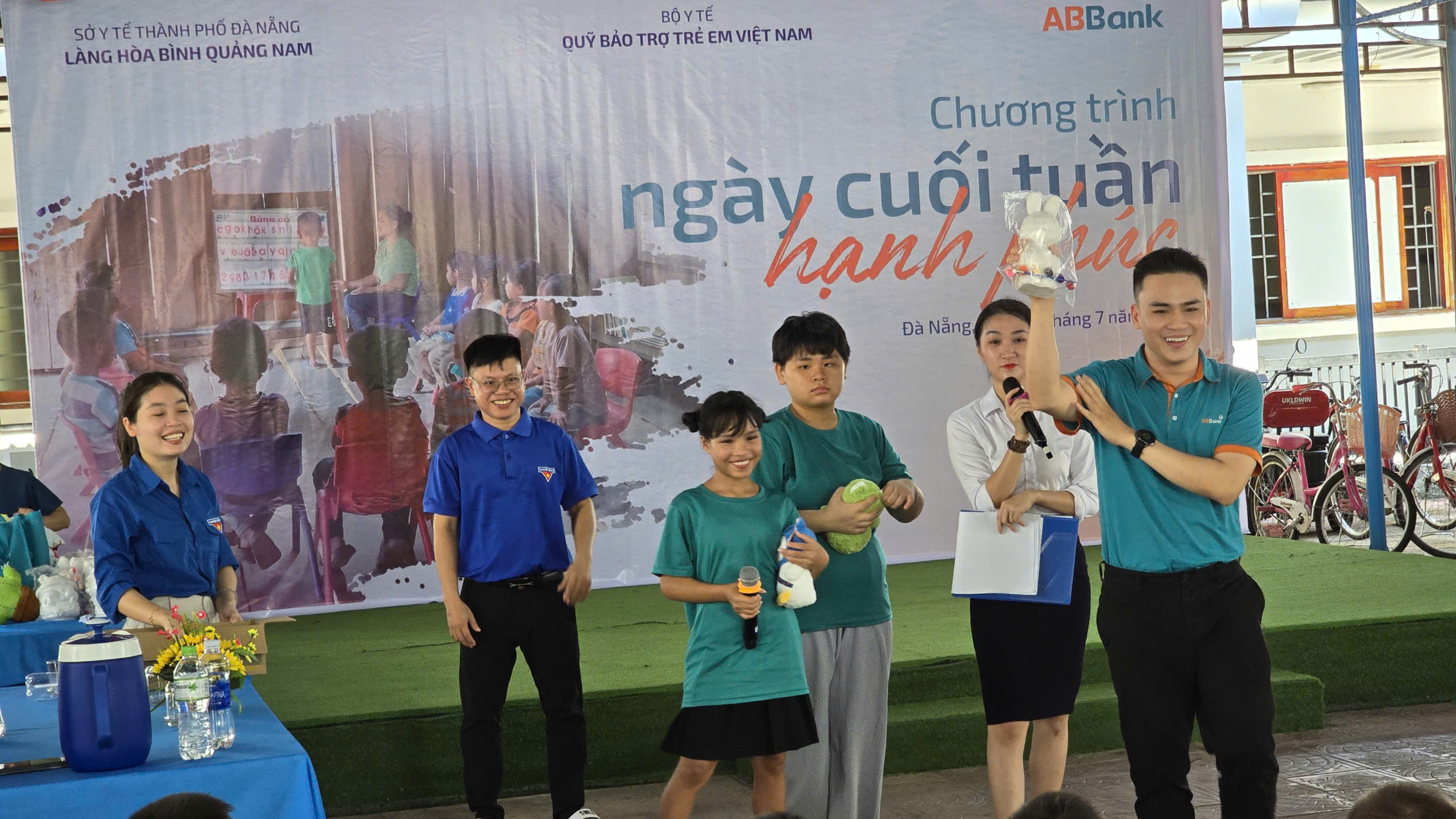 Các em nhỏ tham gia trò chơi, giao lưu trong chương trình