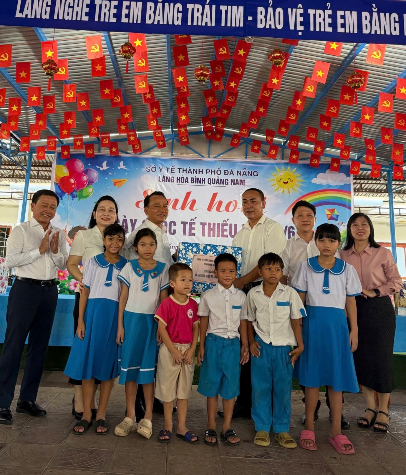 ĐỒNG CHÍ NGUYỄN ĐÌNH VĨNH, PHÓ BÍ THƯ THƯỜNG TRỰC THÀNH ỦY ĐÀ NẴNG THĂM, TẶNG QUÀ TRẺ EM TẠI LÀNG HÒA BÌNH QUẢNG NAM