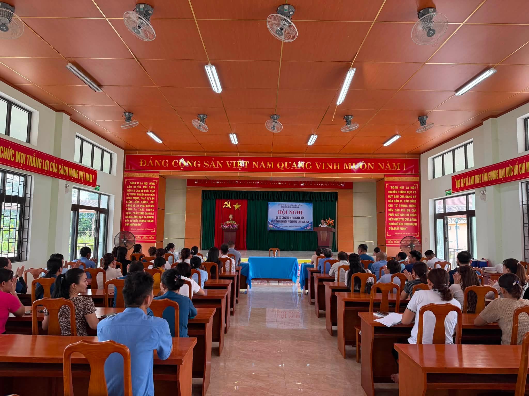 Tập thể cán bộ, viên chức NLĐ tham dự hội nghị