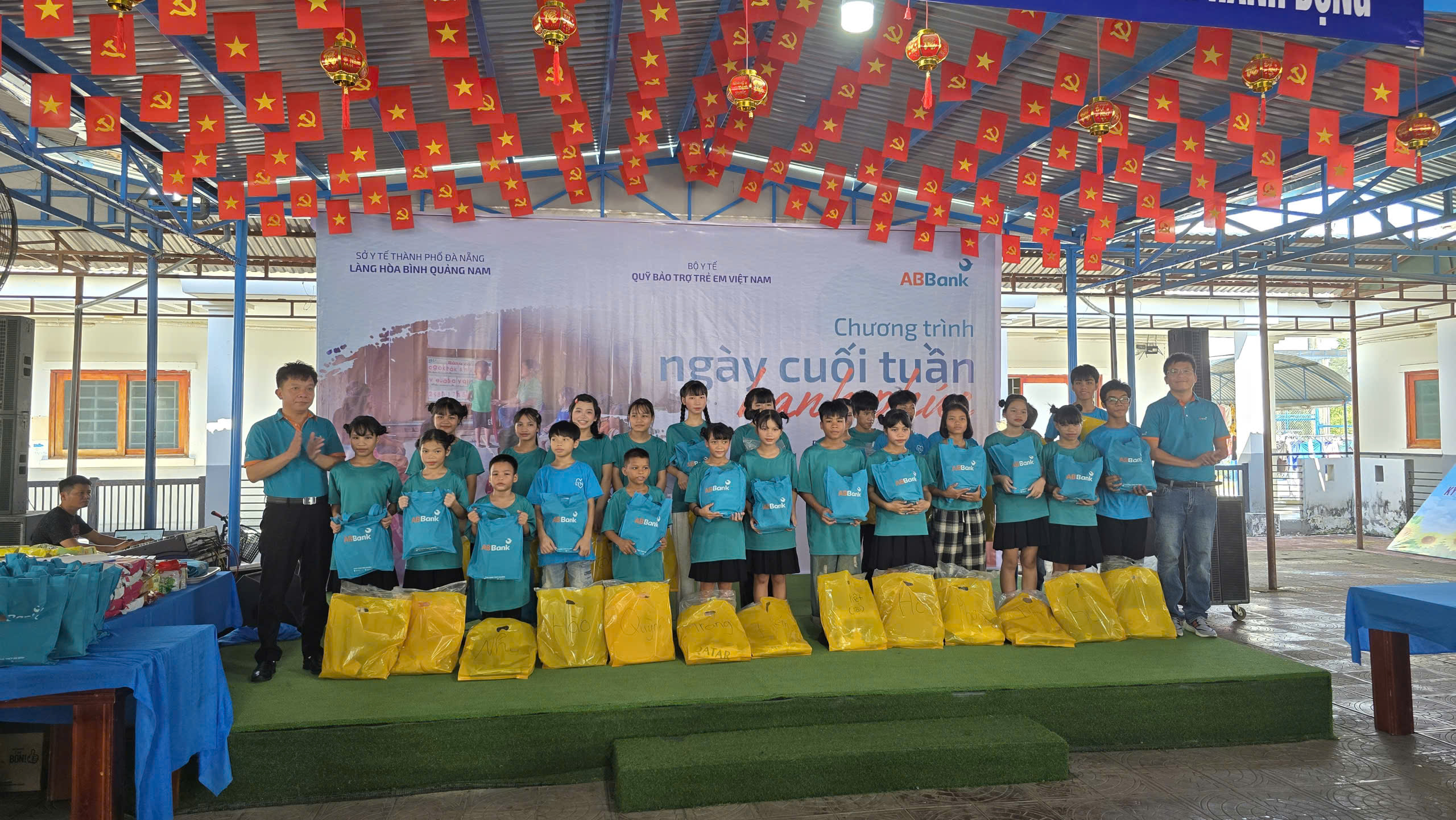 Đại diện ngân hàng trao quà cho các em