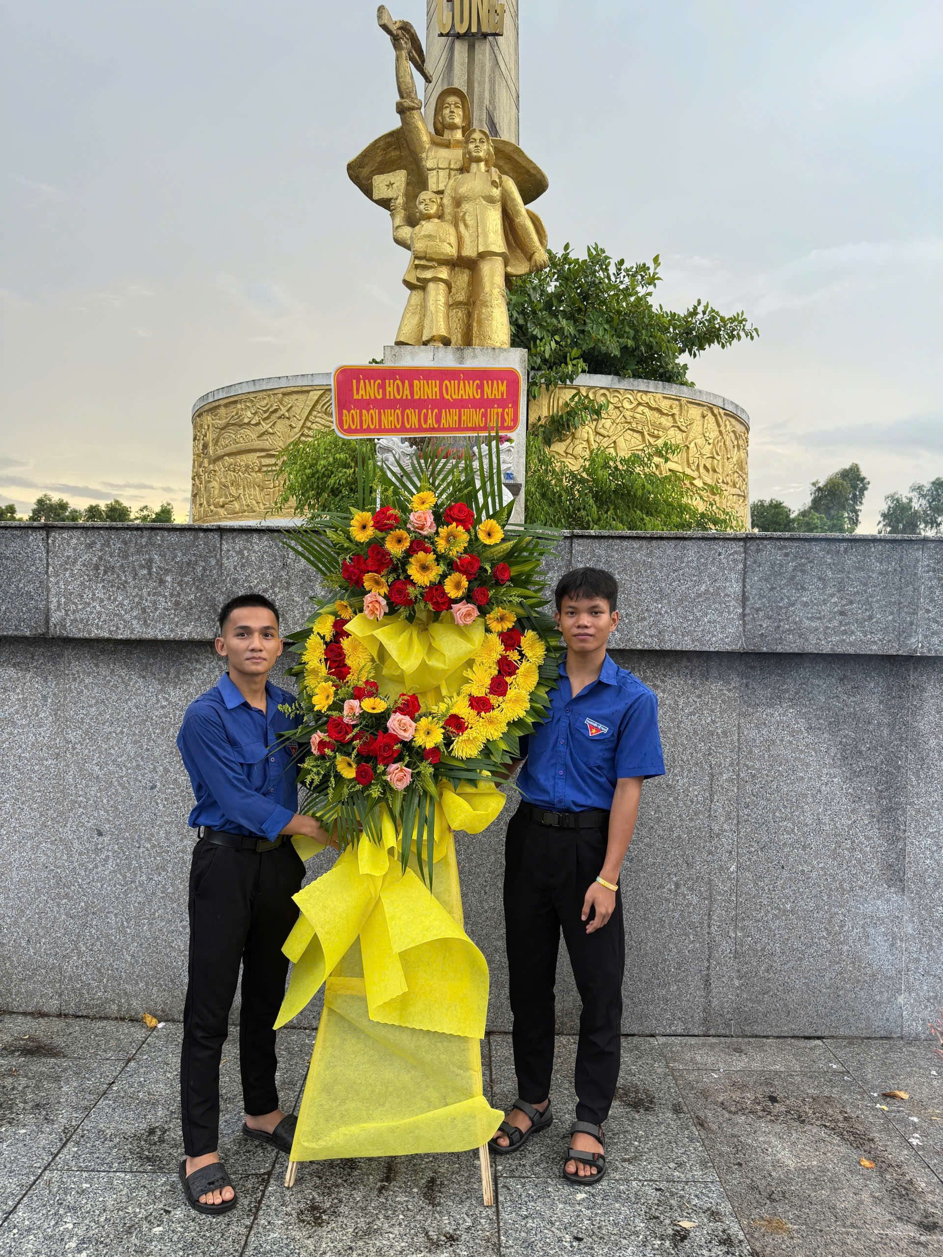 Đoàn viên Chi đoàn Làng Hòa Bình Quảng Nam dâng hoa, dâng hương tưởng niệm các Anh hùng liệt sĩ. 