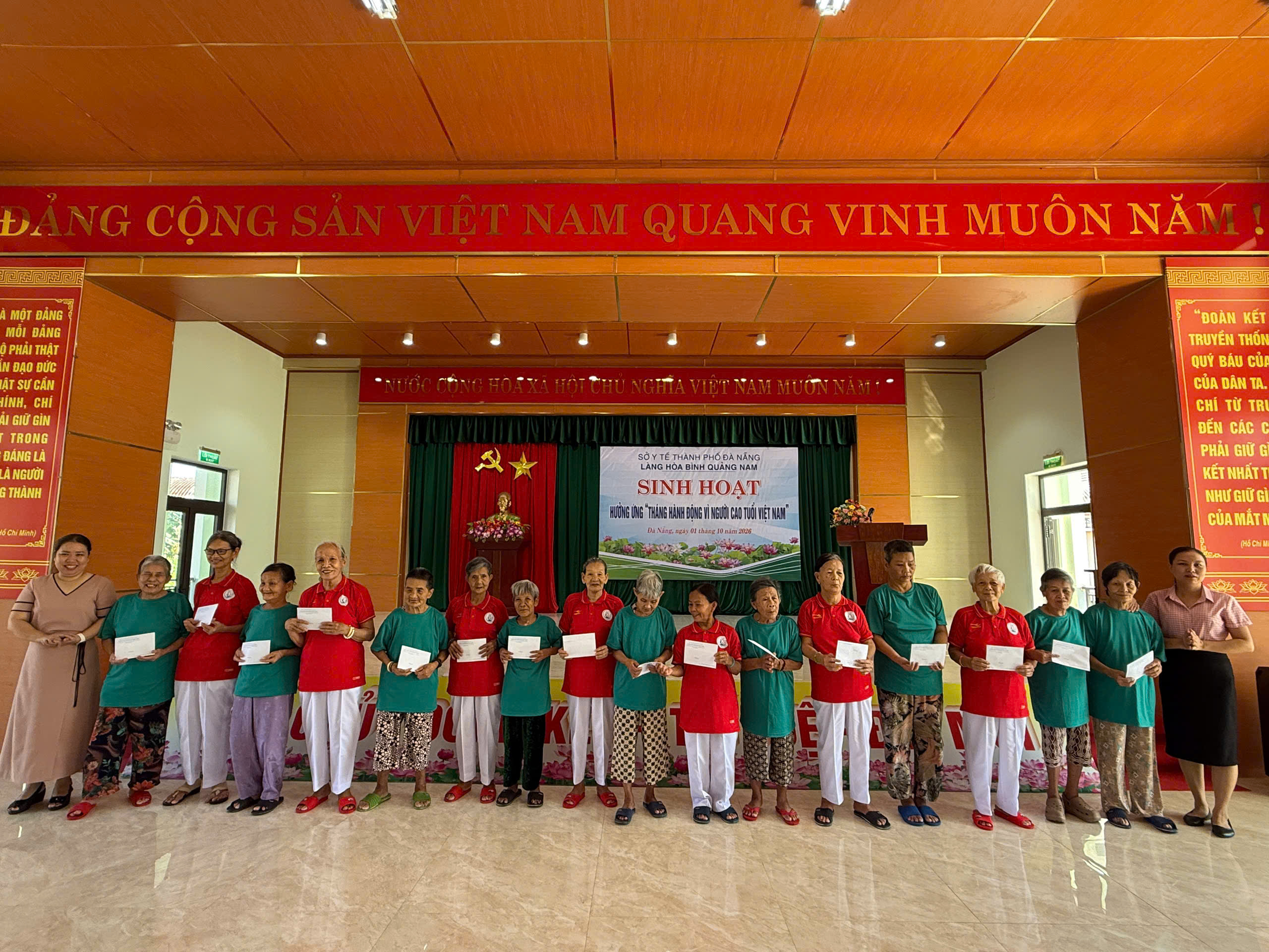 Các cụ nhận quà