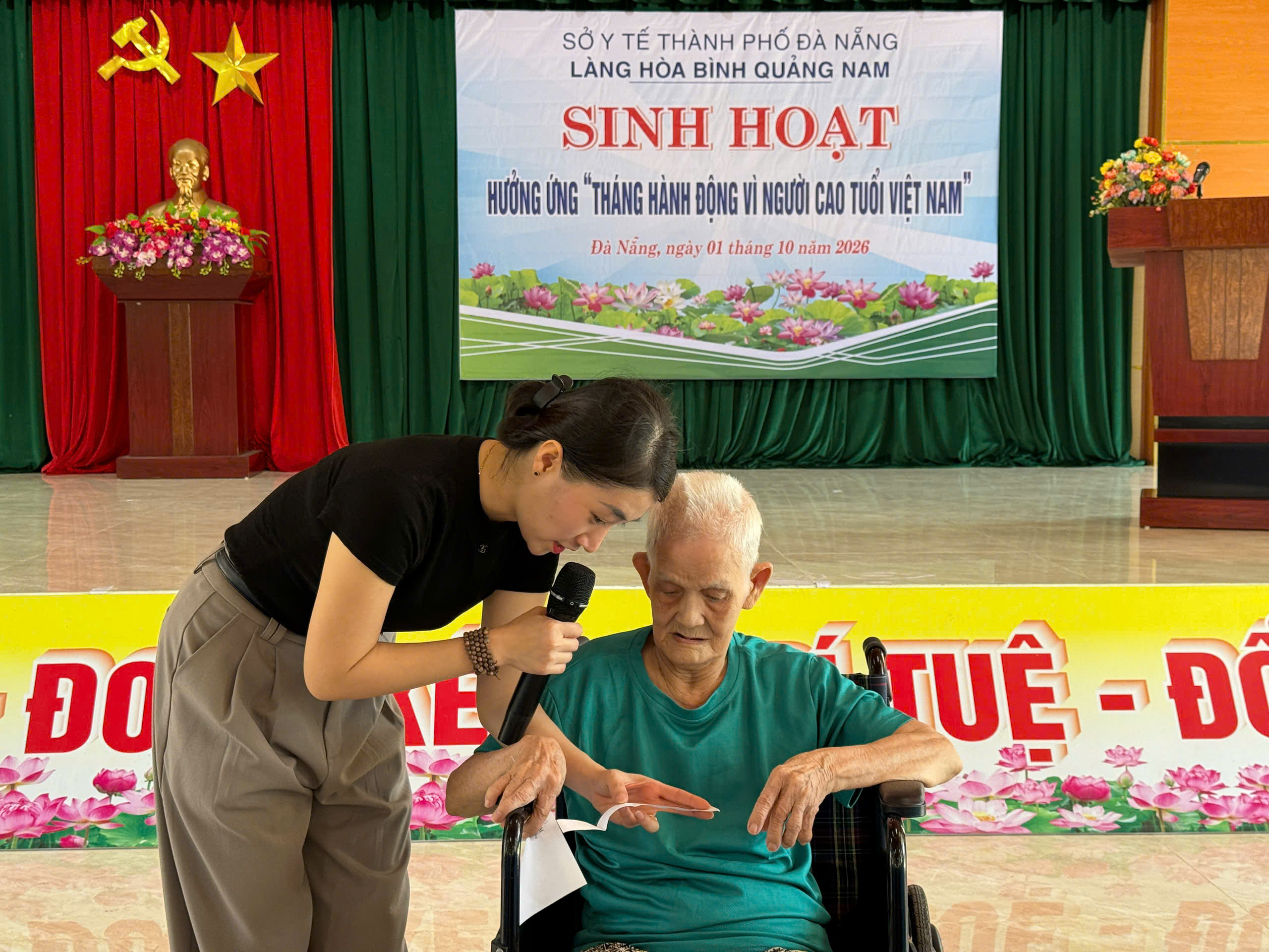 Cụ Đinh Thị Độ 95 tuổi tham gia giao lưu trả lời câu hỏi
